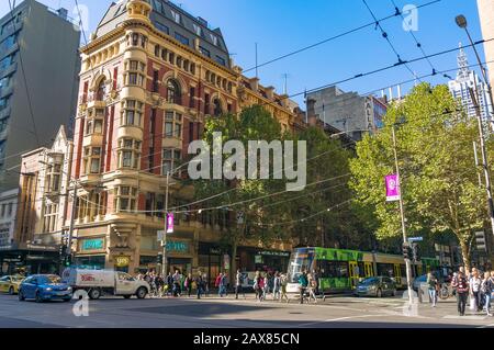 Melbourne, Australien - 03. April 2017: Melbourne Central Business District, CBD. Ecke Collins und Elizabeth Street, Tram, Autos und Leute überqueren Stockfoto