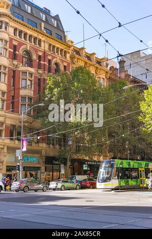 Melbourne, Australien - 03. April 2017: Melbourne Central Business District, CBD. Ecke Collins und Elizabeth Street, Straßenbahn und Autos Stockfoto