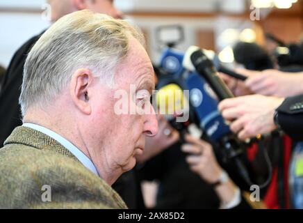 Karlsruhe, Deutschland. Februar 2020. Alexander Gauland, Chef der AfD-Bundestagsfraktion, wartet beim Bundesverfassungsgericht auf den Beginn der mündliche Verhandlung über eine Klage der AfD gegen Bundesinnenminister Seehofer. Seehofer hatte in einem Interview kritische Bemerkungen zur Partei gemacht. Der Text war auch gut zwei Wochen auf der Webseite seines Ministeriums. Die AfD wirft Seehofer deshalb vor, die staatlichen Mittel zur Verbreitung einer parteipolitischen Botschaft unrechtmäßig genutzt zu haben. Credit: Uli Deck / dpa / Alamy Live News Stockfoto