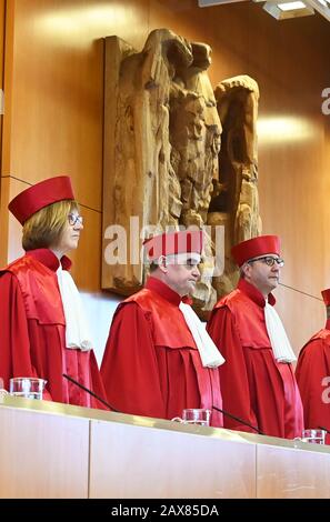 Karlsruhe, Deutschland. Februar 2020. Der Zweite Senat des Bundesverfassungsgerichts (l-r) Monika Hermanns, Peter Müller und Vorsitzender Andreas Voßkuhle eröffnet die mündliche Verhandlung über eine Klage der AfD gegen Bundesinnenminister Seehofer. Seehofer hatte in einem Interview kritische Bemerkungen zur Partei gemacht. Der Text war auch gut zwei Wochen auf der Webseite seines Ministeriums. Die AfD wirft Seehofer deshalb vor, die staatlichen Mittel zur Verbreitung einer parteipolitischen Botschaft unrechtmäßig genutzt zu haben. Credit: Uli Deck / dpa / Alamy Live News Stockfoto