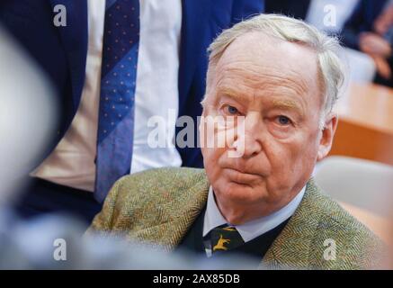 Karlsruhe, Deutschland. Februar 2020. Alexander Gauland, Chef der AfD-Bundestagsfraktion, wartet beim Bundesverfassungsgericht auf den Beginn der mündliche Verhandlung über eine Klage der AfD gegen Bundesinnenminister Seehofer. Seehofer hatte in einem Interview kritische Bemerkungen zur Partei gemacht. Der Text war auch gut zwei Wochen auf der Webseite seines Ministeriums. Die AfD wirft Seehofer deshalb vor, die staatlichen Mittel zur Verbreitung einer parteipolitischen Botschaft unrechtmäßig genutzt zu haben. Credit: Uli Deck / dpa / Alamy Live News Stockfoto