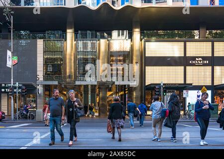 Melbourne, Australien - 3. April 2017: St. Collins Lane mit Tag Heuer und Coach Boutiquen und Menschen zu Fuß Stockfoto