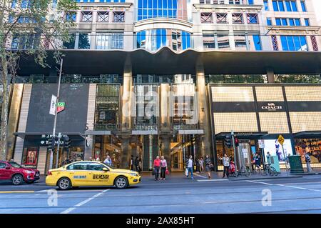 Melbourne, Australien - 3. April 2017: St. Collins Lane mit Tag Heuer und Coach Boutiquen und Menschen zu Fuß Stockfoto