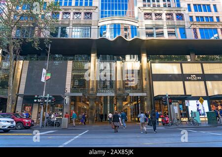 Melbourne, Australien - 3. April 2017: St. Collins Lane mit Tag Heuer und Coach Boutiquen und Menschen zu Fuß Stockfoto