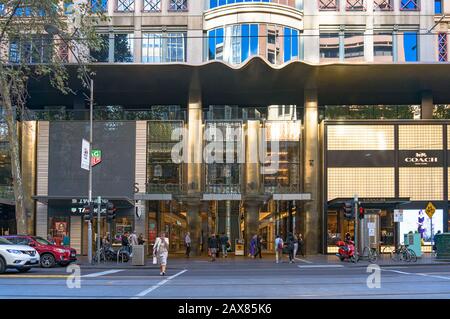 Melbourne, Australien - 3. April 2017: St. Collins Lane mit Tag Heuer und Coach Boutiquen und Menschen zu Fuß Stockfoto