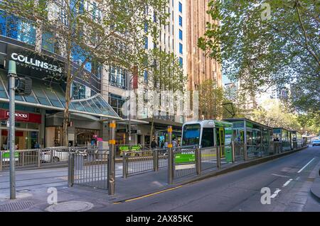 Melbourne, Australien - 03. April 2017: Straßenbahnstation der Town Hall in der Collins Street. Nahverkehrssystem Melbourne Stockfoto