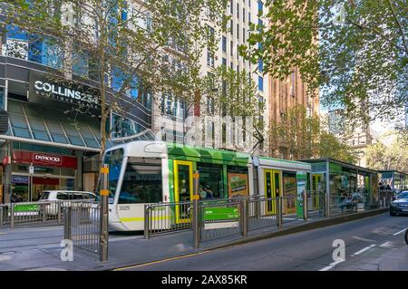 Melbourne, Australien - 03. April 2017: Straßenbahnstation der Town Hall in der Collins Street Stockfoto