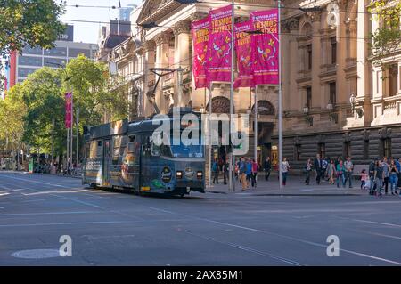 Melbourne, Australien - 03. April 2017: Straßenbahn nach St Kilda in der Nähe des Rathausgebäudes an der Swanston Street in Melbourne CBD. Öffentliche Verkehrsmittel der Stadt Stockfoto