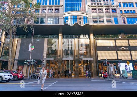 Melbourne, Australien - 3. April 2017: St. Collins Lane mit Tag Heuer und Coach Boutiquen und Menschen zu Fuß Stockfoto