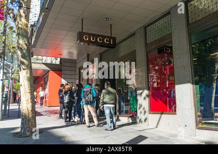 Melbourne, Australien - 03. April 2017: Menschen stehen vor dem Gucci Store in Melbourne CBD Schlange Stockfoto