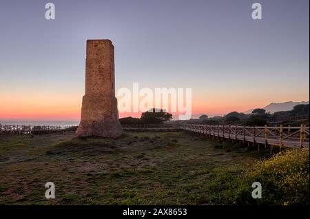 Torre de los Marias Turm der Diebe bei Sonnenuntergang in Dunas de Artola Naturdenkmal, Cabopino, Andalusien, Costa del Sol Stockfoto