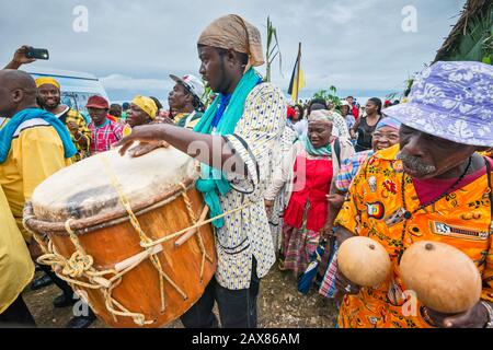 Trommler bei Battle of the Drums Performance, jährliches Garifuna Settlement Day Festival in Punta Gorda, Toledo District, Belize Stockfoto