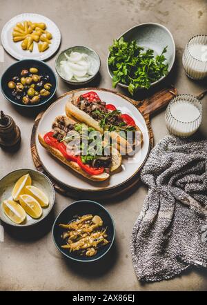 Traditionelles türkisches Fleisch-Sandwich mit Rind und Ayran Stockfoto