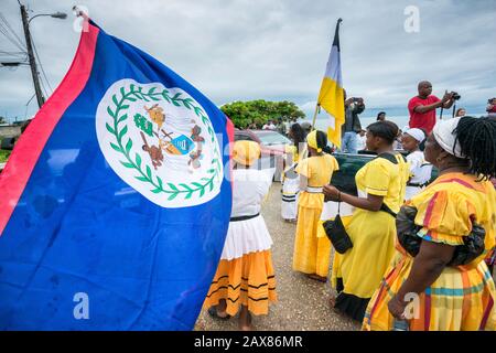 Flagge von Belize auf dem Festival, das den Garifuna-Siedlungstag feiert und die Ankunft der Garifuna-Menschen in Punta Gorda, Toledo District, Belize markiert Stockfoto