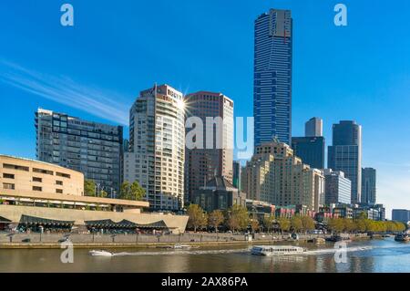 Melbourne, Australien - 4. April 2017: Wunderschönes Stadtbild in Melbourne Southbank mit Blick auf den Fluss und Sonne, die sich am hellen sonnigen Tag auf dem Gebäudefenster widerspiegelt Stockfoto