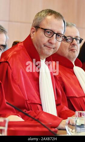 Karlsruhe, Deutschland. Februar 2020. Der Zweite Senat des Bundesverfassungsgerichts (l-r), Andreas Voßkuhle und Peter M. Huber, eröffnet die mündliche Verhandlung über eine Klage der AfD gegen Bundesinnenminister Horst Seehofer (CSU). Seehofer hatte in einem Interview kritische Bemerkungen zur Partei gemacht. Der Text war auch gut zwei Wochen auf der Webseite seines Ministeriums. Die AfD wirft Seehofer deshalb vor, die staatlichen Mittel zur Verbreitung einer parteipolitischen Botschaft unrechtmäßig genutzt zu haben. Credit: Uli Deck / dpa / Alamy Live News Stockfoto