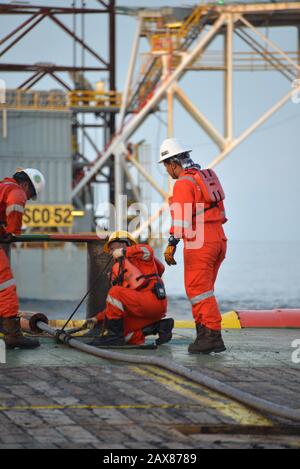 Marine Crew beginnt mit den Arbeiten an Deck für den Anker-Handling-Betrieb Stockfoto