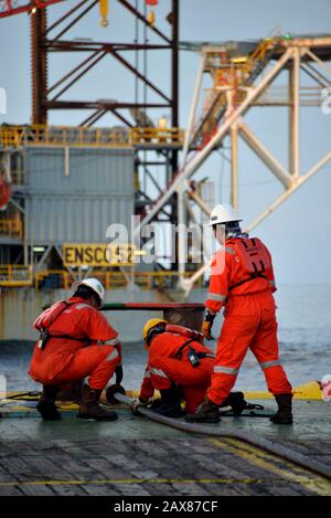 Marine Crew beginnt mit den Arbeiten an Deck für den Anker-Handling-Betrieb Stockfoto