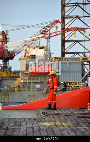 Marine Crew beginnt mit den Arbeiten an Deck für den Anker-Handling-Betrieb Stockfoto