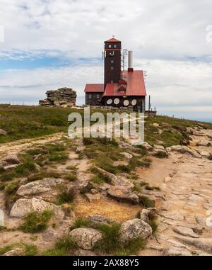 Vysoka planen einen Berggipfel mit dem Bau namens Wawel und Felsformation oberhalb von Sniezne Kotly in den Krkonose-Bergen an den tschechischen - polnischen Grenzen Stockfoto