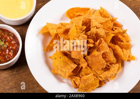 Knusprige Nachos mit Salsasoße Stockfoto