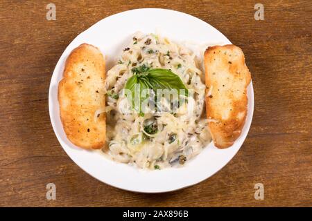 Pasta mit Knoblauchbrot Stockfoto