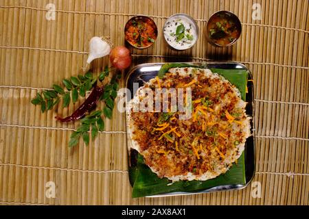 Zwiebel uthappam mit Sambar und Kokospalchutney. Südindischer Vegetarier-Snack Stockfoto