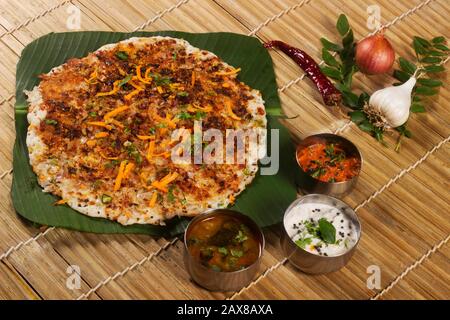 Zwiebel uthappam mit Sambar und Kokospalchutney. Südindischer Vegetarier-Snack Stockfoto