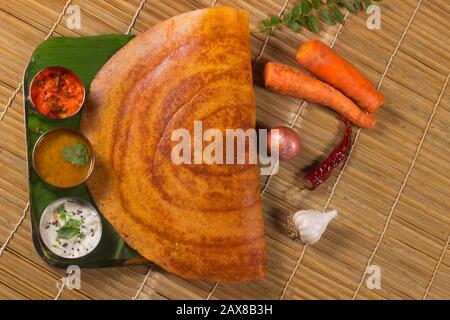 Papierdosa mit Sambar und Kokosnuss-Chutney. Südindischer Vegetarier-Snack Stockfoto