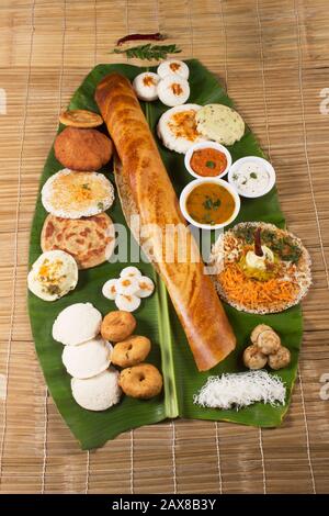 Traditionelle südindische Snacks, Dosa, idli, medu wada auf Bananenblatt. Stockfoto