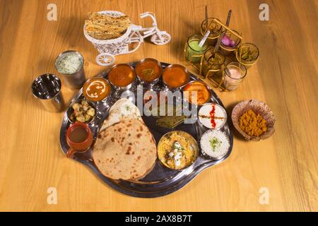 Hammel Thali mit Gemüse, Reis und Rotis Stockfoto