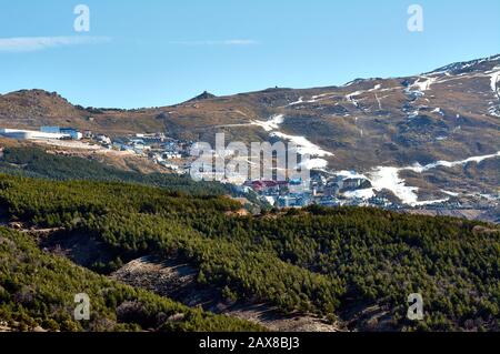 Blick auf das Skigebiet Sierra Nevada in Granada Spanien, In der Tiefschneesaison. Mit künstlichen Schneekanonen Stockfoto