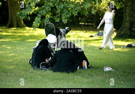 Muslimische Frauen im Hyde Park, London, Großbritannien. Stockfoto