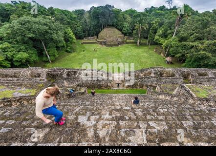 Blick von der Caana-Pyramide über die Plaza B, Regenwald, bei Caracol, Maya-Ruinen, Chiquibul Plateau, Cayo District, Belize, Mittelamerika Stockfoto