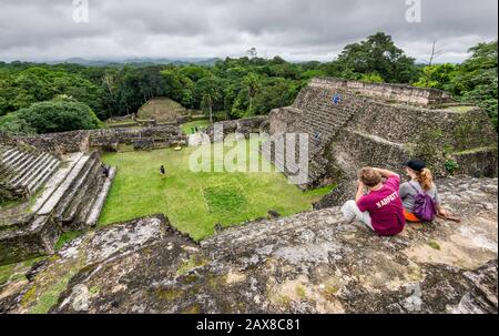 Blick von Der Struktur B-19 auf Caana-Pyramide, Regenwald, Caracol, Maya-Ruinen, Chiquibul Plateau, Cayo District, Belize, Mittelamerika Stockfoto