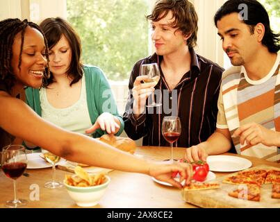 Eine Gruppe von Freunden, die zusammen essen. Stockfoto