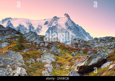 Die Alpen im Herbst. Aiguille du Midi 3.842 m, 12.605 ft, Chamonix, Haute Savoie, Frankreich. Stockfoto