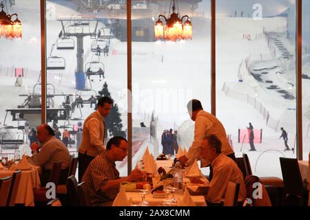 Diners in einem Restaurant mit Blick auf Ski Dubai in der Mall of the Emirates. Stockfoto