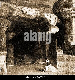 Der östliche Eingang zum Linga-Schrein im Felsenhöhnen-Tempelkomplex auf der Insel Elephanta in Indien. Diese Höhlen bestehen aus Höhlentempeln, die überwiegend dem hindu-gott Shiva gewidmet sind und zum UNESCO-Weltkulturerbe gehören Stockfoto