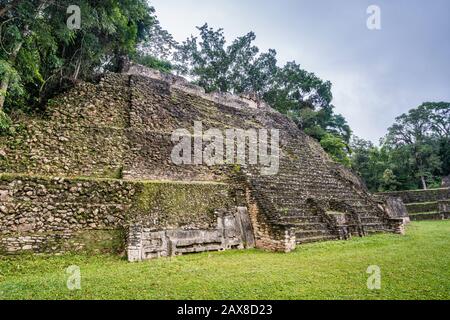 Struktur A-6-Pyramide, Holz-Lintel-Tempel, an der Plaza A, Regenwald, in Caracol, Maya-Ruinen, Chiquibul Plateau, Cayo District, Belize, Central Ame Stockfoto