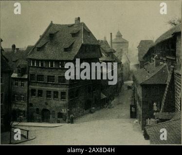 Nürnberg und seine Kunst bis Ende des 18. . die bemerkenswertesten Merkmale sind ihre zwei-stöckigen Holzgalerien, â haben das Aussehen beibehalten, dass die Stadt vor dem Bau in Stein allgemein wurde (Abb. 42). Die erwähnten Häuser mit gut erhaltenen Steinarkaden in ihren Innenhöfen hatten meist ihre Straßenfront mittelalterlichen Charakteristiken und erhielten spätere Ausstattungsmerkmale. Generallyonly die große spitzbogenförmige Tür ist erhalten. Das von nein Die Theresienstraße zeigt besonders feine Schnittleisten. Am häufigsten das HAUS-P AUS DEM 15. JAHRHUNDERT Stockfoto