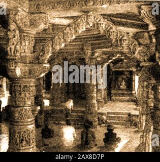 Höhlentempel von Vimaia sah (Vimal Vasahi), Berg Abu Indien 1920. Mount Abu Settlement ist Rajasthans einzige Hügelstation. Diese Jain-Tempel wurden von Vimal Shah erbaut und von Vastupala, Jain Minister von Dholka, zwischen dem 11. Und 16. Jahrhundert entworfen. Stockfoto