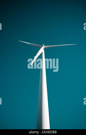 Windmühle für Stromerzeugung, Provinz Huesca, Aragón, Spanien. Stockfoto