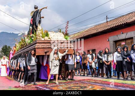 Antigua, Guatemala - 30. März 2018: Karfreitagsprozession im UNESCO-Weltkulturerbe mit berühmten Feiern der Karwoche. Stockfoto