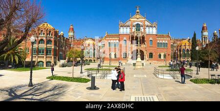 Barcelona, SPANIEN - 18. MÄRZ 2017: Besucher des Modernisten Komplexes des Krankenhauses de Sant Pau in Barcelona, Spanien, das Teil der UNESCO Worl ist Stockfoto