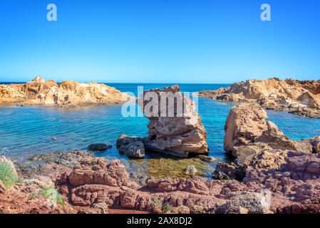 Felsen im Wasser an der Küste von Menorca, Balearen, Spanien Stockfoto