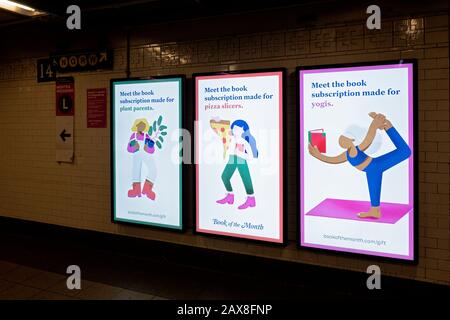 Elektronische Hi-Tech-Werbung für das Buch des Monats Clubs. An der U-Bahn-Station Union Square 14th Street in Manhattan, New York City. Stockfoto