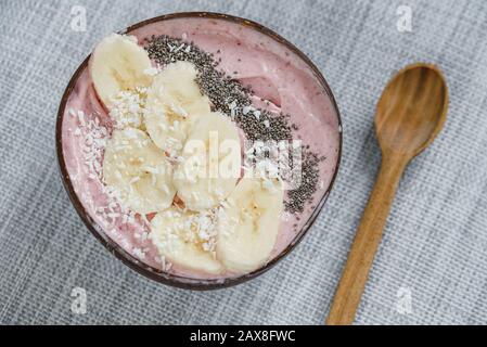 Gesundes Frühstück mit Joghurt und Hafergranola, Bananen und chia in der Schüssel. Köstliche Smoothie-Schüssel. Vegane Rohkost. Selektiver Fokus. Flatlay Stockfoto