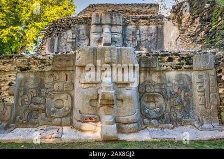 Stuckierte Maskenreliefe am Cerro Maya, Ruinen über der Corozal Bay, in der Nähe des Dorfes Copper Bank auf der Cerros-Halbinsel, Corozal District, Belize, Mittelamerika Stockfoto