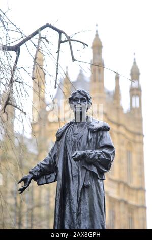 Statue der Emmeline Pankhurst vor Den Häusern des Parlaments in Westminster London. Pankhurst 1858 C 1928 war ein britischer politischer Aktivist und Organisator Stockfoto